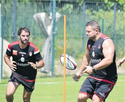  ??  ?? Jonathan Wisniewski, ici avec Albertus Buckle, aura à coeur de rebondir au Lou après un passage difficile à Toulon. Photo Lou Rugby