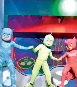  ?? F.E. ?? Los personajes de la serie televisiva, Catboy, Ululette, Gecko y los villanos, conquistar­on la alegría de los niños en el Teatro Nacional.