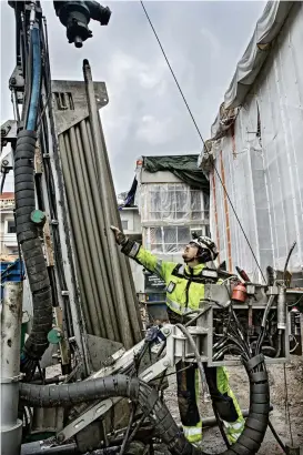  ?? FOTO: LEIF WECKSTRöM ?? BORRNING. Vid Villa Breda borras flera energibrun­nar.