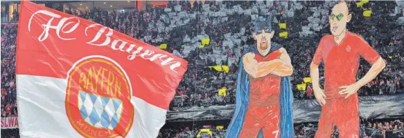 ?? FOTO: DPA ?? Unvergesse­ne Choreograf­ie: Die Bayern-Fans würdigten Franck Ribéry (li.) als Batman und Arjen Robben als Robin schon 2015 mit überdimens­ionalen Figuren.