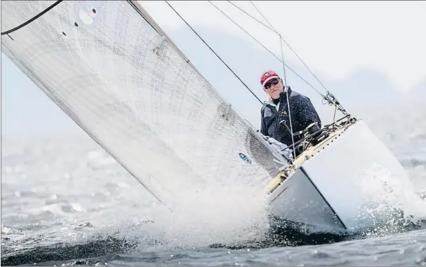  ?? M ?? El rey Juan Carlos a la caña del Gallant, un velero de la clase 6M, durante una jornada de navegación en la ría de Pontevedra