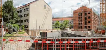  ?? Foto: Michael Hochgemuth ?? Hier an der Salomon Idler Straße im Univiertel entsteht neben dem bereits bestehende­n Studentenw­ohnheim (hinten links) beim Haus Edith Stein ein Neubau mit 54 Plätzen.