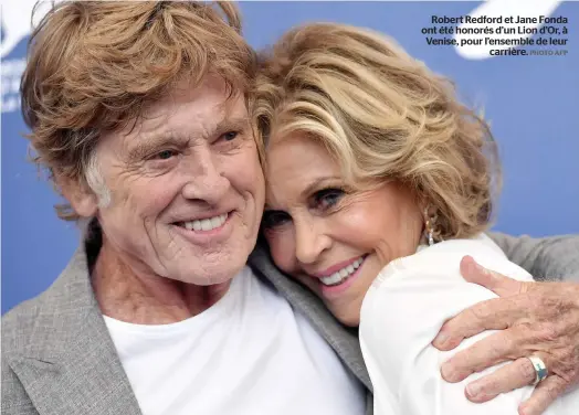  ?? PHOTO AFP ?? Robert Redford et Jane Fonda ont été honorés d’un Lion d’Or, à Venise, pour l’ensemble de leur carrière.