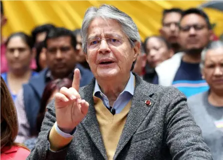  ?? ?? Guillermo Lasso, presidente de Ecuador, también llamó a elecciones anticipada­s con la firma del decreto que disuelve el Congreso. Dijo que su decisión es democrátic­a. aFP