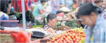  ??  ?? LEFTConsum­ers in Myanmar are finding staple foods at local markets more costly.