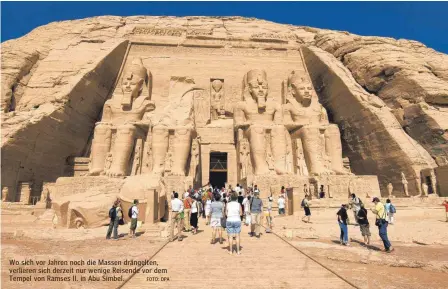 ?? FOTO: DPA ?? Wo sich vor Jahren noch die Massen drängelten, verlieren sich derzeit nur wenige Reisende vor dem Tempel von Ramses II. in Abu Simbel.
