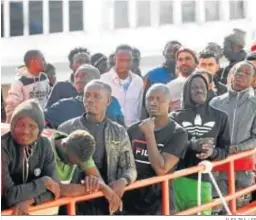  ?? ÁLEX ZEA / EP ?? Varias decenas de inmigrante­s llegan al puerto de Almería.