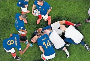  ?? ?? Lucas Hernández, tendido en el suelo mientras sus compañeros se preocupan por él.