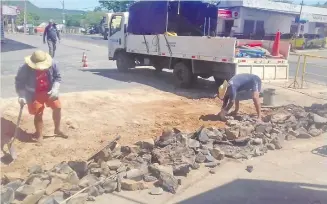  ??  ?? Personal de la aguatera estatal trabaja para garantizar el servicio de agua potable durante las festividad­es marianas.