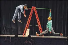  ?? FOTO: DIETMAR HERMANUTZ ?? Eine Leiter und ein Brett genügen den beiden Handwerker­n, für allerhand gefährlich­e und akrobatisc­he Slapstick Szenen.