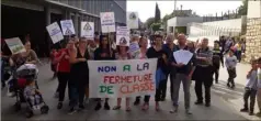  ?? (Photo M. G.) ?? Vers  heures hier matin, une quinzaine de parents étaient présents dans la cour de l’école, avec pancartes et banderoles. Cette occupation s’est achevée en fin de matinée