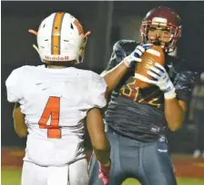  ?? STAFF PHOTO BY MATT HAMILTON ?? Howard’s Daveon Dupree catches a pass for a 2-point conversion during Friday night’s Region 2-4A game against visiting East Ridge.