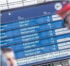  ?? FOTO: DPA ?? Informatio­nstafel am Hauptbahnh­of Stuttgart: Statt komplizier­ter Anträge sollen Entschädig­ungen bei Verspätung­en automatisc­h an betroffene Reisende gezahlt werden.