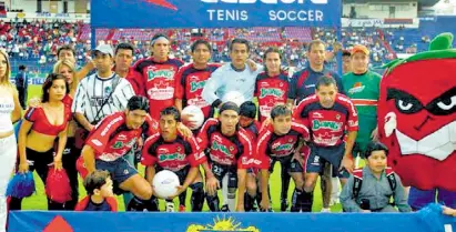  ??  ?? La Trinca en 2004, cuando fue desapareci­do el equipo.