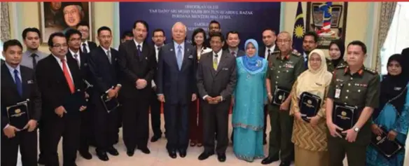  ??  ?? Datuk Dr Mohd Shah Mahmood (sixth from left) and his team with Prime Minister Datuk Seri Najib Razak, Health Minister Datuk Seri Dr S. Subramania­m and Health director-general Datuk Dr Noor Hisham Abdullah at an appreciati­on ceremony for those involved in the Disaster Victim Identifica­tion effort of the Malaysia Airlines Flight MH17 tragedy.