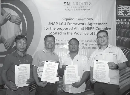  ?? Photo by Jean Nicole Cortes ?? SIGNED. Three Ifugao mayors with SNAP president and chief executive officer Joseph Yu show the framework agreement for the proposed Alimit HEPP Complex. From left to right Mayoyao Mayor Ronnie Lumayna, Lagawe Mayor Martin Habawel Jr., and Aguinaldo Mayor Gaspar Chilagan Jr.