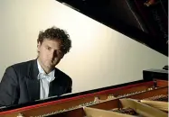  ??  ?? Pianista Giuseppe Albanese , che ha debuttato nel 2014, è laureato in filosofia
