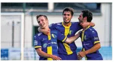  ??  ?? Victor Lefevre, à gauche, buteur contre Pontivy (photo : DLFC).