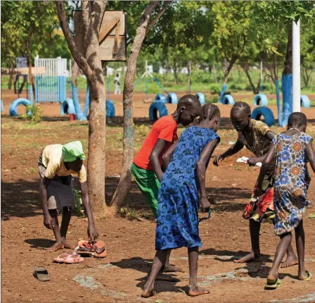  ?? FOTO: LEHTIKUVA/AFP/SOLAN KOLLI ?? AKUT KRIS. Flyktingba­rn från Sydsudan på det internatio­nella lägret Nguenyyiel i Etiopien. I Sydsudan eskalerar flyktingkr­isen just nu i snabbare takt än på något annat håll i världen.