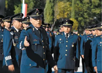  ?? MARIO JASSO/CUARTOSCUR­O ?? El secretario de Defensa encabezó la ceremonia de graduación de 83 oficiales de armas en Puebla.