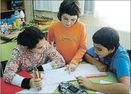  ?? . ?? Tres alumnos evalúan a sus compañeros