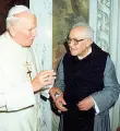  ??  ?? Papa Wojtyla con don Divo Barsotti