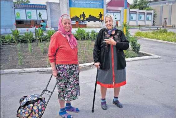  ?? /L.DEV. ?? Zinaida y, a la derecha, su cuñada Vera, el lunes en una plaza de Tomakivka.