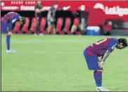  ?? FOTO: AP ?? Piqué y Messi cogen aire en el Sánchez Pizjuán