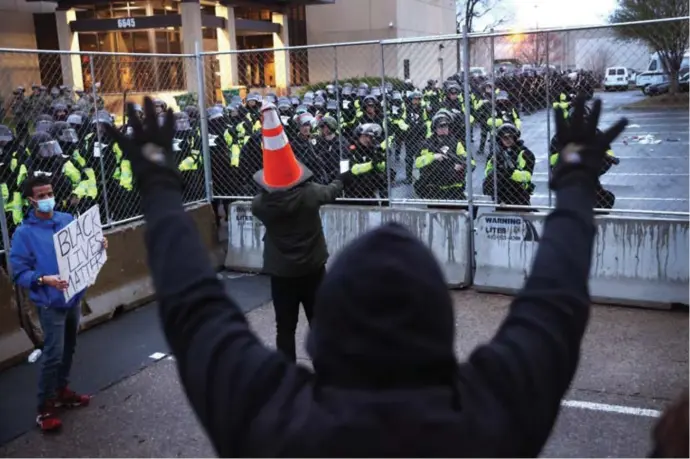  ?? Scott Olson/afp ?? De dood van een zwarte jongeman leidt sinds zondag tot flinke onrust in de straten van Brooklyn Center, een voorstad van Minneapoli­s.