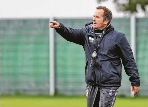  ?? Foto: Klaus Rainer Krieger ?? Manuel Baum gab beim gestrigen Training wieder den Ton. Am Sonntag gastiert er mit seiner Mannschaft bei Werder Bremen.