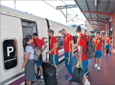  ??  ?? EN TREN. Los miembros de la Selección de fútbol viajan habitualme­nte en AVE cuando juegan en España.