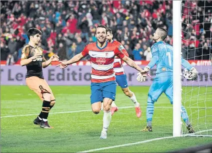  ?? FOTO: EFE ?? Roberto Soldado celebra su decisivo gol de penalti en el descuento que dejó fuera de combate al vigente campeón de la Copa del Rey