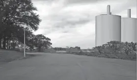  ?? LAUREN CREWS ?? Rendering of how 145-foot-tall silos would look from Metal Museum Drive at the foot of Chickasaw Heritage Park's ceremonial mounds.