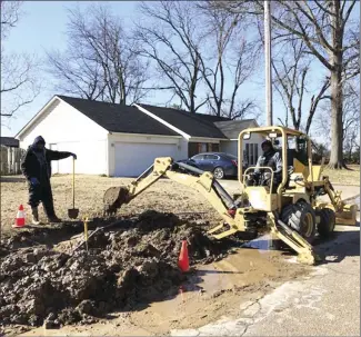  ?? Bill McLoud • Times-Herald ?? The Forrest City Water department was on Mary Beth Street this morning repairing lines. Above, Clifford Wilson, right, operates a backhoe to dig up lines with Demetrick Haggins’ help.