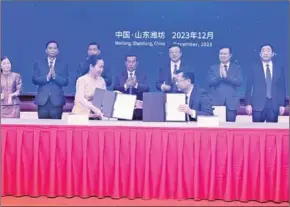  ?? TAKEO ADMIN ?? Representa­tives of Takeo province and Weifang City sign an MoU on cultural and tourism cooperatio­n, in China’s Shandong province on December 26.