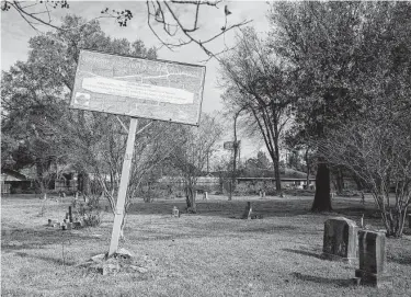  ?? Photos by Godofredo A. Vásquez / Staff photograph­er ?? The historic Evergreen Negro Cemetery in Fifth Ward sits on a lot next to a Shell gas station on Lockwood Drive with no fences or public groups officially responsibl­e for its upkeep.