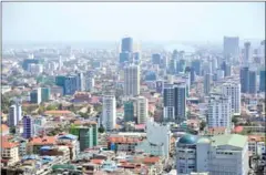  ?? HONG MENEA ?? Several on-going constructi­on projects fill the Phnom Penh skyline.