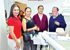  ??  ?? Disfrutand­o de la velada.
Mayanne Novaes, Verónica Montan, Raúl Montan M. y Raúl Montan T.