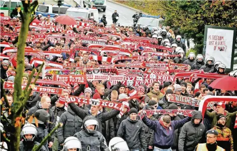  ?? FOTO: TITZ ?? Vor dem Derby im Februar 2016 demonstrie­rten Kölner Fans in Mönchengla­dbach.