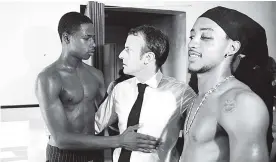  ?? AFP ?? Macron en una foto con el joven que dio de que hablar con su gesto obsceno.