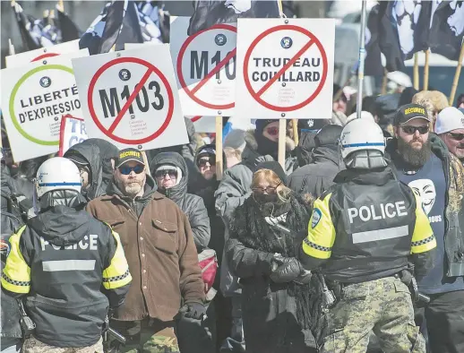  ??  ?? L’affirmatio­n que la motion M-103 ouvre la voie à l’imposition de la charia aux Canadiens ou qu’elle représente le début de la fin de la liberté d’expression – comme le soutenaien­t ces manifestan­ts, samedi, à Montréal – est illogique. – La Presse...