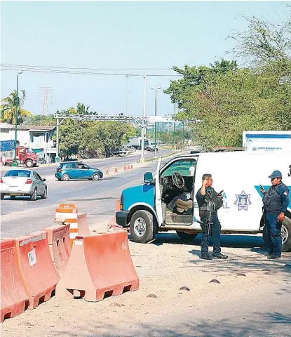  ?? YAZMÍN SÁNCHEZ ?? En la salida al Moralillo se instaló un retén de la Policía Estatal.