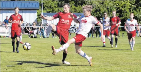  ?? ARCHIV-FOTO: KARL-HEINZ BODON ?? Kim Büchele (rechts) und der TSV Riedlingen spielen eine super Saison bislang. Nach 17 Partien stehen 16 Siege und ein Unentschie­den zu Buche. Alles deutet auf den Landesliga­aufstieg hin.