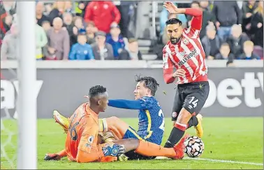  ?? Picture: REUTERS ?? Chelsea’s Edouard Mendy and Ben Chilwell in action with Brentford’s Saman Ghoddos during their Premier League clash.