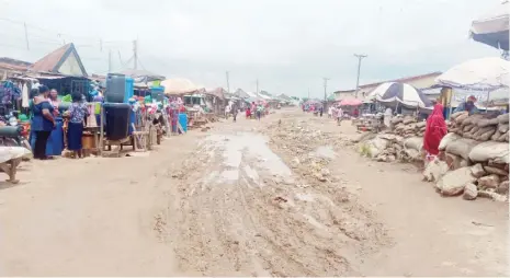  ??  ?? A road along Bwari market that leads to the divisional police headquarte­rs