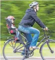  ?? FOTO: DPA ?? Bei Fahrradsit­zen sollte das Kind nicht schwerer als 22 Kilogramm sein.