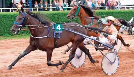  ?? FOTOS: ANDREAS SCHLICHTER ?? Trabrennfa­hrer Michael Nimczyk fährt hier mit dem Pferd Velten Fairytale zum Sieg in Güdingen. Der derzeit beste Profi in Deutschlan­d feierte im Saarland seine Saisonsieg­e 99 und 100.