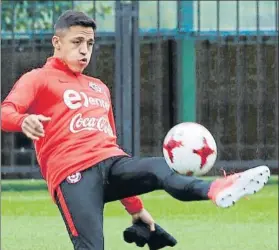  ?? FOTO: EFE ?? Alexis Sánchez, estrella de Chile, durante un entrenamie­nto con su selección en Moscú