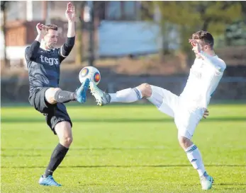  ?? FOTO: WARNACK ?? Und hoch das Bein: Ostrachs Fabian Riegger (li.) beim „Füßeln“mit Ravensburg­s Marian Pfluger.