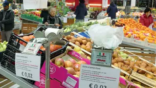  ??  ?? Prezzi in vista Il reparto ortofrutta di un supermarke­t a Borgo Venezia Qui gli shopper costano 2 cent (Sartori)